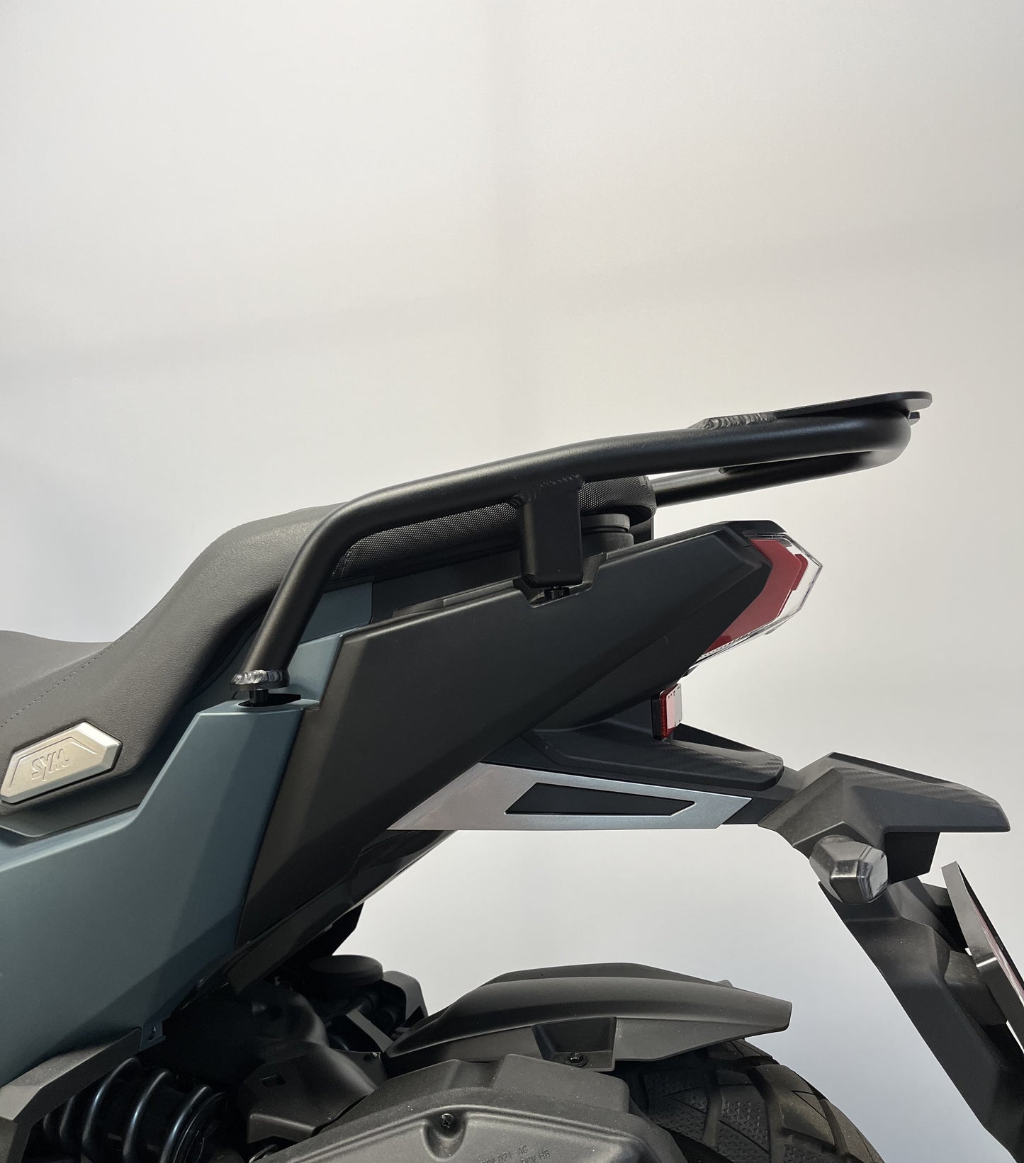SYM : Suporte de Mala Traseira em Preto (ADX 125)