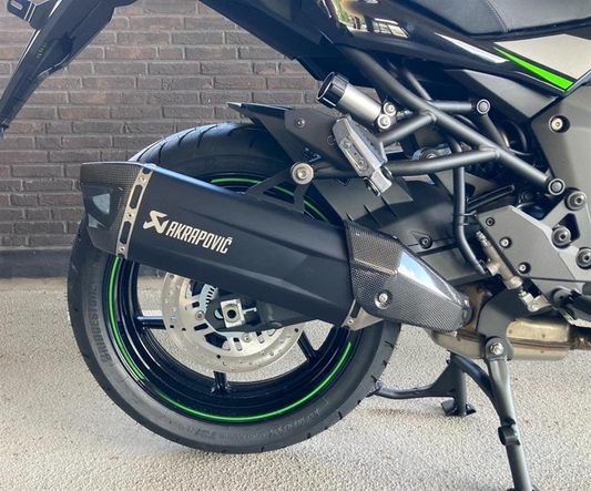 Kawasaki : Ponteira de titânio preto Akrapovič (Versys 1100/S/SE)