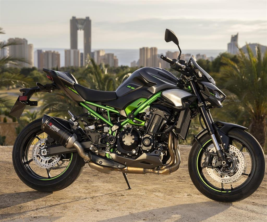 Kawasaki : Ponteira de Carbono Akrapovič para Z900/Z900 SE (2025/6)